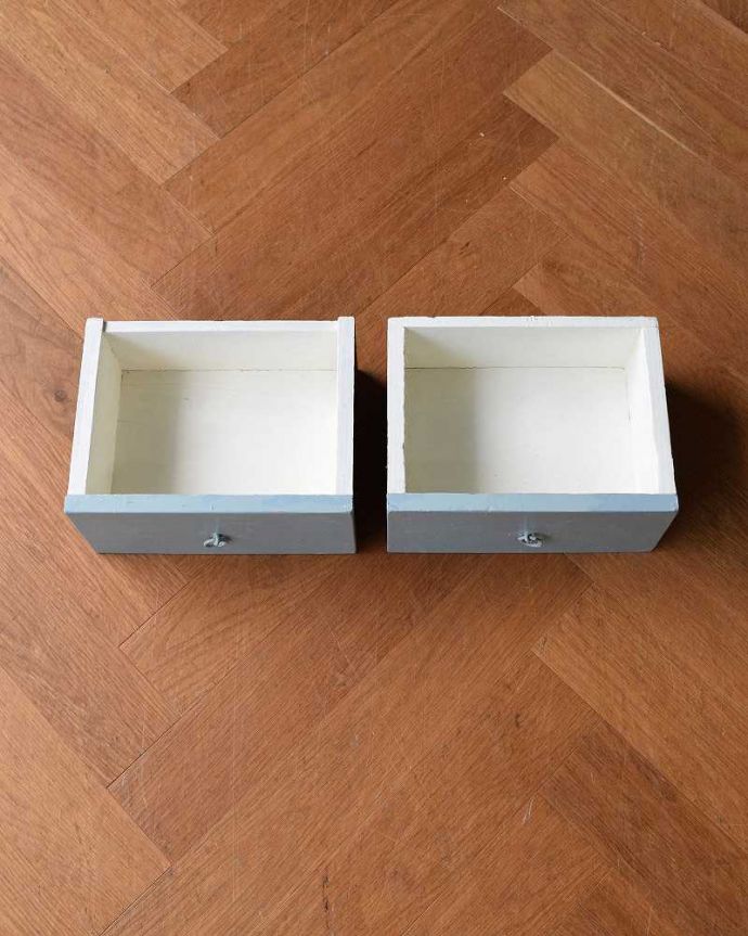 ウォールキャビネット　アンティーク家具　さわやかなブルーペイントのアンティーク家具、壁にもつけて使えるスモールキャビネット。キレイに修復しましたもちろん引き出しの中も職人がキレイにお直しました。(d-1277-f)