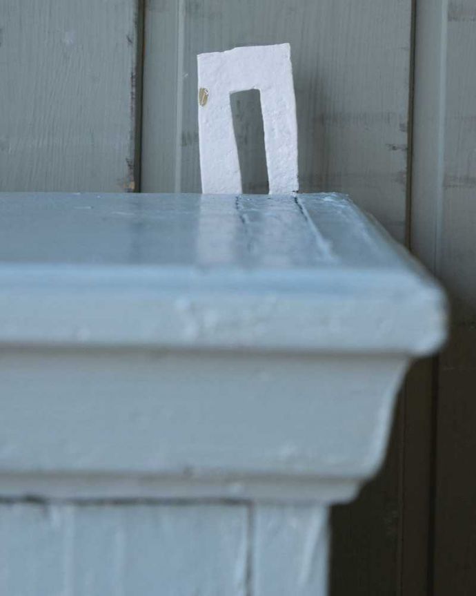 ウォールキャビネット　アンティーク家具　さわやかなブルーペイントのアンティーク家具、壁にもつけて使えるスモールキャビネット。壁に取り付けできます背中部分にフックを付けて壁にカンタンに取り付け出来るようにしました。(d-1277-f)