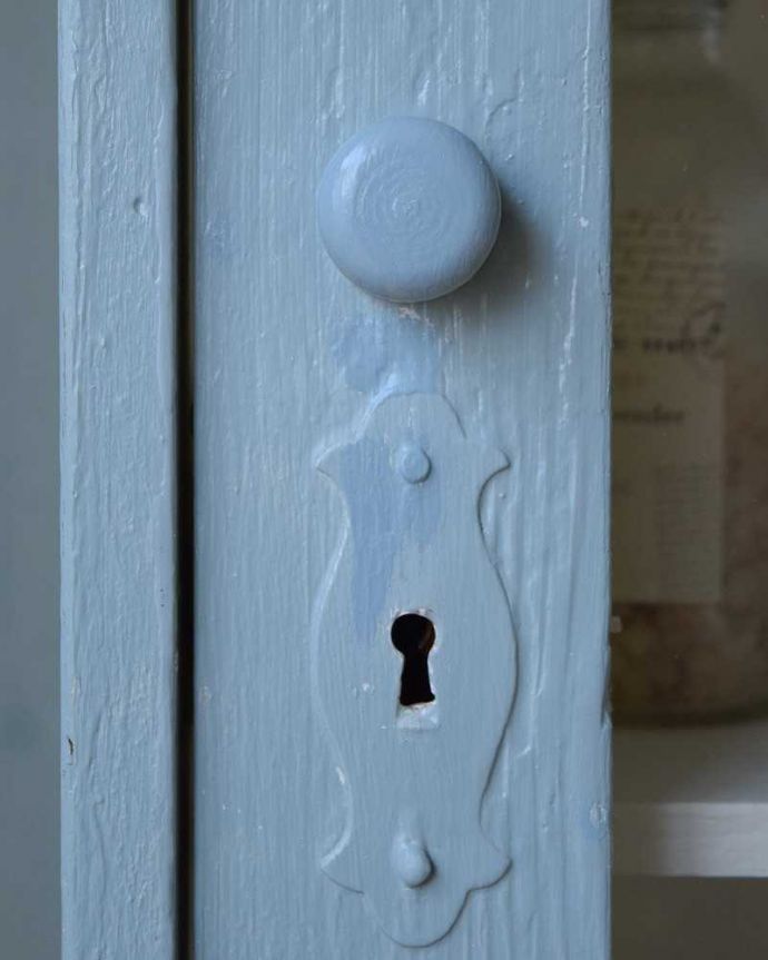 ウォールキャビネット　アンティーク家具　さわやかなブルーペイントのアンティーク家具、壁にもつけて使えるスモールキャビネット。アンティークらしい取っ手ほっこりとした風合いがいい取っ手。(d-1277-f)