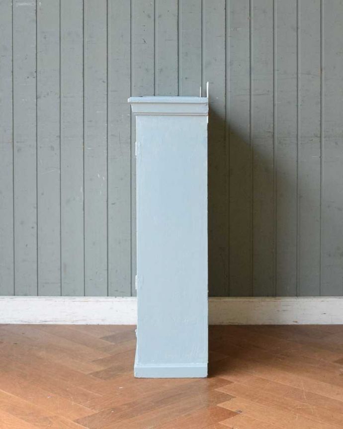 ウォールキャビネット　アンティーク家具　さわやかなブルーペイントのアンティーク家具、壁にもつけて使えるスモールキャビネット。横顔だっても美しい正面だけじゃなく横もキレイに修復してあります。(d-1277-f)