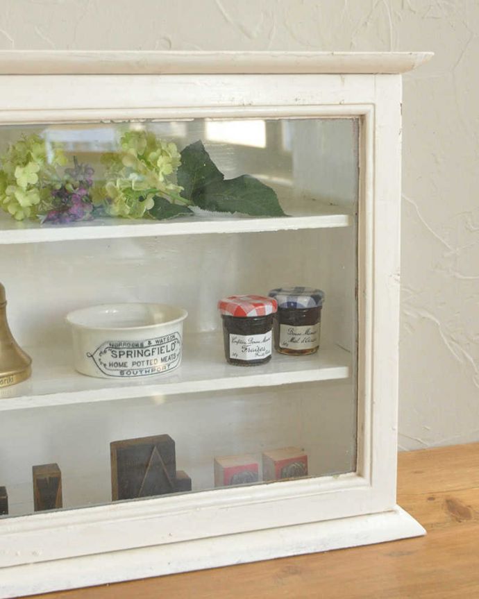 ウォールキャビネット　アンティーク家具　フランスらしいホワイトペイントのステキなアンティークのスモールキャビネット。パリのアパルトマン気分で使える小さなフランスの家具やっぱり一番の魅力はフランスらしい色使い。(d-1278-f)