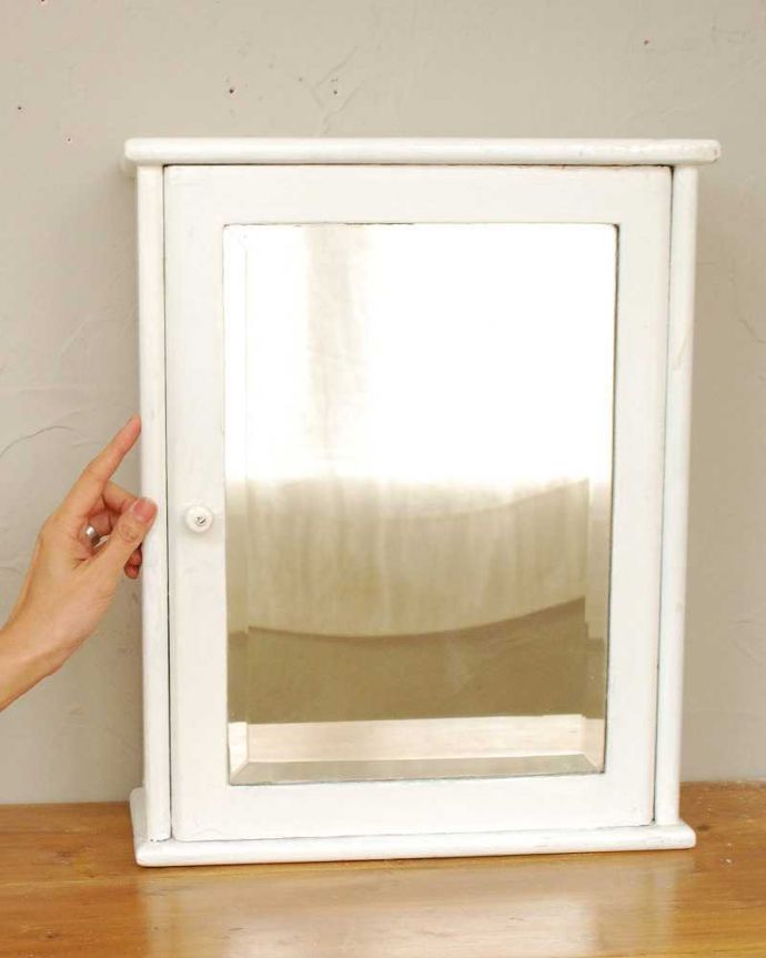 アンティークのキャビネット　アンティーク家具　アンティークの小さなキャビネット、ミラー付きのスモールキャビネット。パリのアパルトマン気分で使える小さなフランスの家具やっぱり一番の魅力はフランスらしい色使い。(d-1279-f)