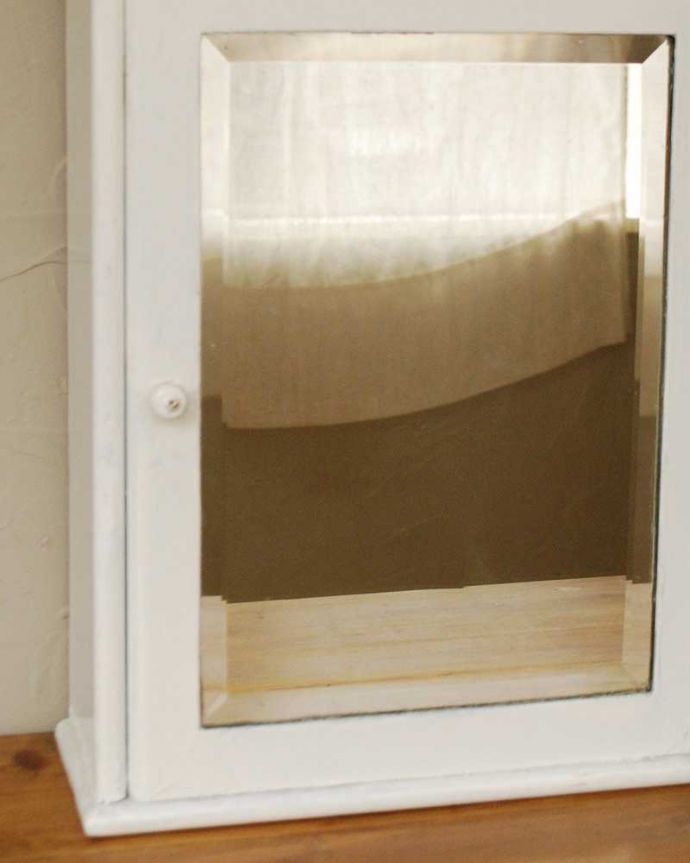 アンティークのキャビネット　アンティーク家具　アンティークの小さなキャビネット、ミラー付きのスモールキャビネット。小さくてもフランスらしさたっぷりお出かけ前のチェックもこのキャビネットがあればバッチリです。(d-1279-f)