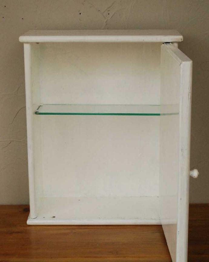 アンティークのキャビネット　アンティーク家具　アンティークの小さなキャビネット、ミラー付きのスモールキャビネット。扉を開けてみると、こんな感じです小さいからと言って、修復に妥協はしません！アンティークの風合いだけ残してキレイに修復してあります。(d-1279-f)