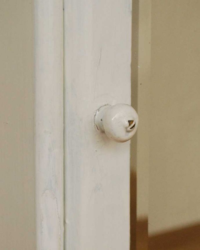 アンティークのキャビネット　アンティーク家具　アンティークの小さなキャビネット、ミラー付きのスモールキャビネット。アンティークらしい取っ手ほっこりとした風合いがいい取っ手。(d-1279-f)