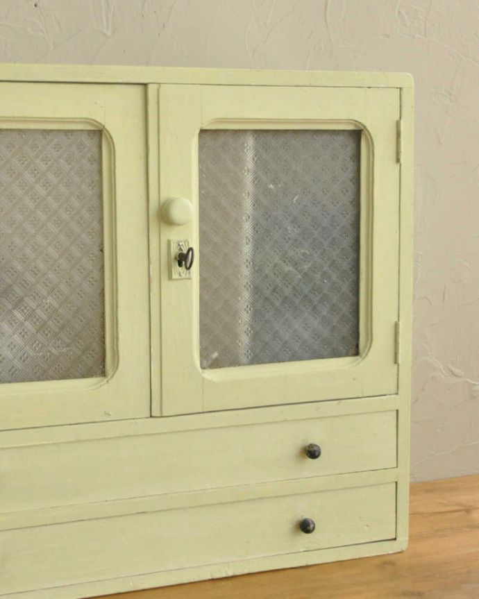 ウォールキャビネット　アンティーク家具　フランス輸入のペイントアンティーク家具、置くだけで可愛いスモールキャビネット。パリのアパルトマン気分で使える小さなフランスの家具やっぱり一番の魅力はフランスらしい色使い。(d-1281-f)