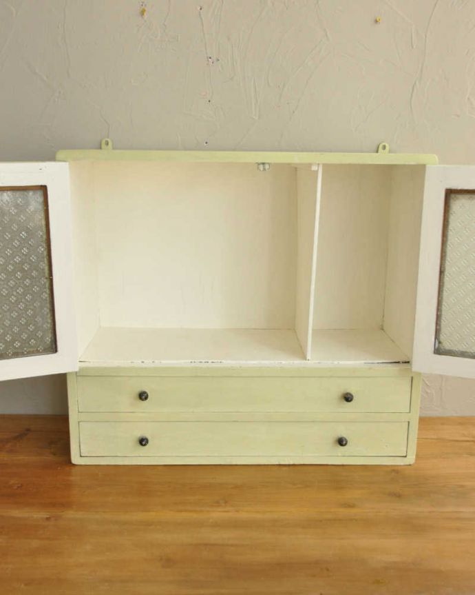 ウォールキャビネット　アンティーク家具　フランス輸入のペイントアンティーク家具、置くだけで可愛いスモールキャビネット。扉を開けてみると、こんな感じです小さいからと言って、修復に妥協はしません！アンティークの風合いだけ残してキレイに修復してあります。(d-1281-f)