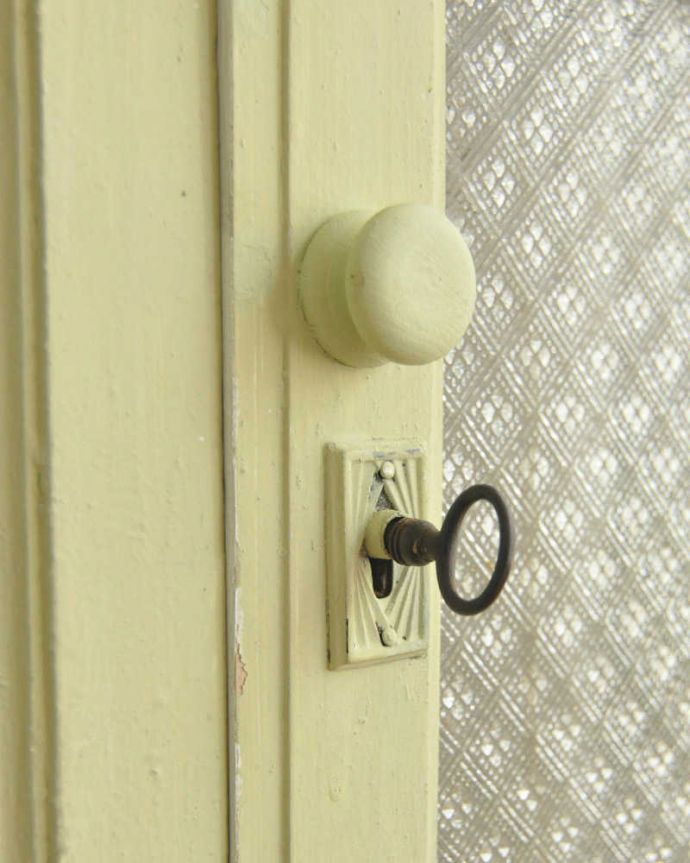 ウォールキャビネット　アンティーク家具　フランス輸入のペイントアンティーク家具、置くだけで可愛いスモールキャビネット。アンティークらしい取っ手ほっこりとした風合いがいい取っ手。(d-1281-f)