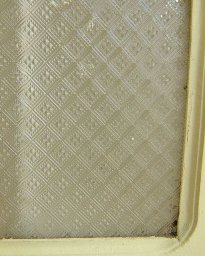 ウォールキャビネット　アンティーク家具　フランス輸入のペイントアンティーク家具、置くだけで可愛いスモールキャビネット。アンティークでしか手に入らない美しいガラス模様が入ってとっても可愛いガラス扉です。(d-1281-f)