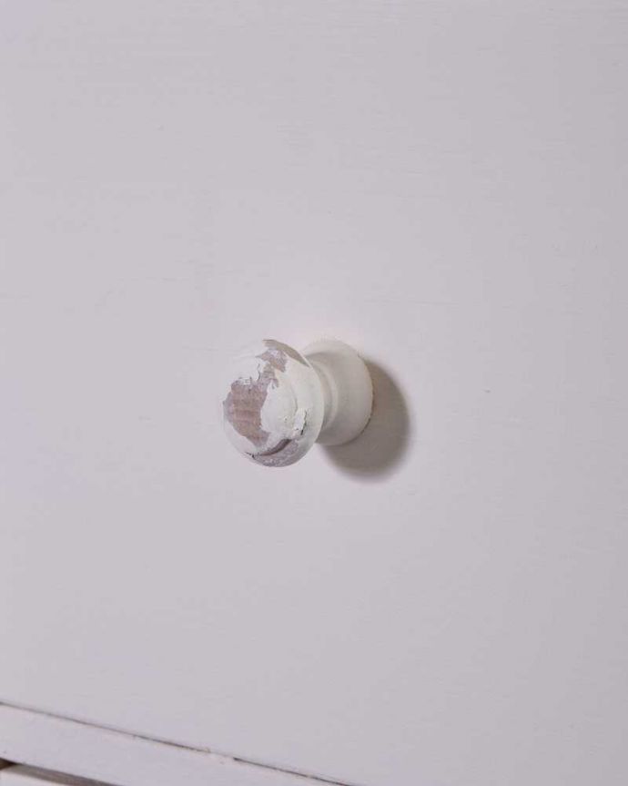 アンティークのキャビネット　アンティーク家具　フレンチスタイルのアンティークのペイント家具、カウンターキャビネット。風合いがいい感じの取っ手。(d-1288-f)