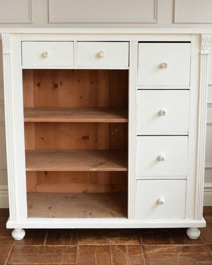 アンティークのキャビネット　アンティーク家具　フレンチスタイルのアンティークのペイント家具、カウンターキャビネット。何を収納しようかな？棚の部分も専門の職人がキレイにお直ししました。(d-1288-f)