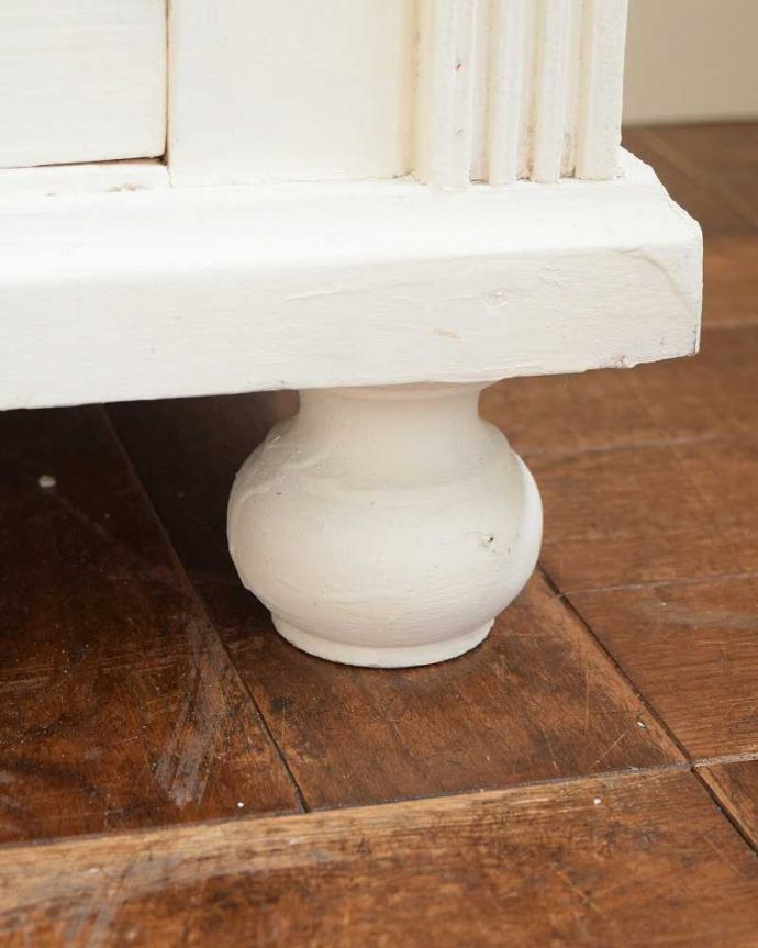 アンティークのキャビネット　アンティーク家具　フレンチスタイルのアンティークのペイント家具、カウンターキャビネット。女性１人でラクラク運べちゃうんですHandleのアンティークは、脚の裏にフェルトキーパーをお付けしています。(d-1288-f)