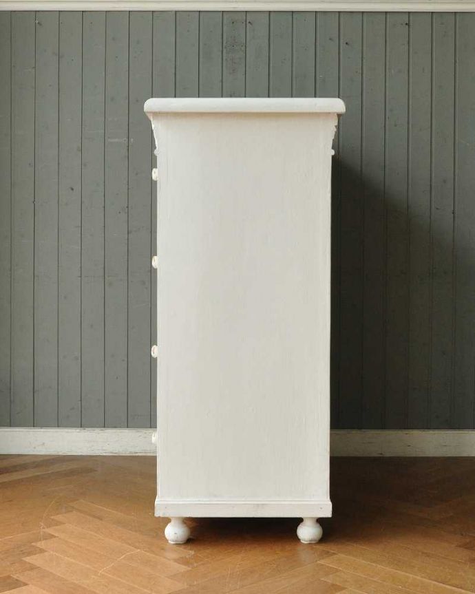 アンティーク家具の横