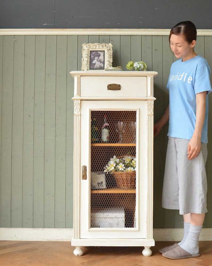 アンティークのキャビネット　アンティーク家具　アンティークのフレンチインテリア、引き出し付きグリアージュキャビネット（ホワイト）。フレンチ気分たっぷりの憧れキャビネットグリアージュの扉にペイントのコンビがフランスらしいキャビネット。(d-1291-f)