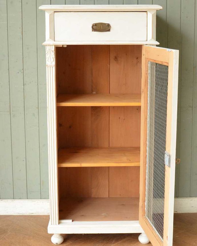 アンティークのキャビネット　アンティーク家具　アンティークのフレンチインテリア、引き出し付きグリアージュキャビネット（ホワイト）。扉を開けると･･･中もこんな感じで専門の職人がキレイに修復しました。(d-1291-f)