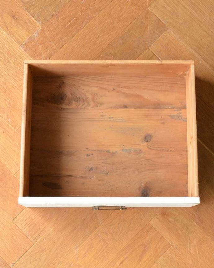 アンティークのキャビネット　アンティーク家具　アンティークのフレンチインテリア、引き出し付きグリアージュキャビネット（ホワイト）。もちろん、引き出しもキレイです！引き出しの中も専門の職人が修復したのでキレイです。(d-1291-f)