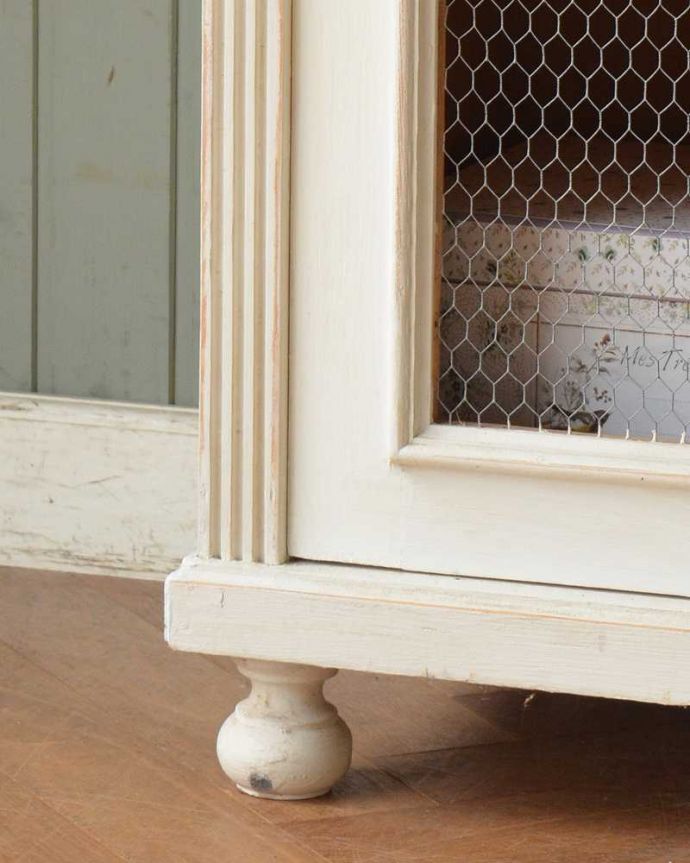 アンティークのキャビネット　アンティーク家具　アンティークのフレンチインテリア、引き出し付きグリアージュキャビネット（ホワイト）。女性１人でも運べちゃうんですHandleのアンティークは、脚の裏にフェルトキーパーをお付けしています。(d-1291-f)