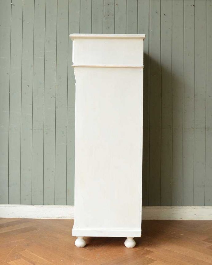 アンティークのキャビネット　アンティーク家具　アンティークのフレンチインテリア、引き出し付きグリアージュキャビネット（ホワイト）。もちろん、横顔もキレイ横から見てみるとこんな感じです。(d-1291-f)