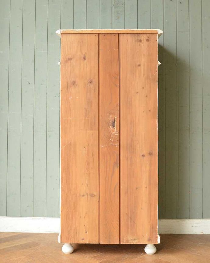 アンティークのキャビネット　アンティーク家具　アンティークのフレンチインテリア、引き出し付きグリアージュキャビネット（ホワイト）。後ろ姿はこんな感じアンティークは新品ではないので、経年変化によるキズはありますが、専門の職人がキレイにお直しをしているので、後ろ姿もキレイです。(d-1291-f)