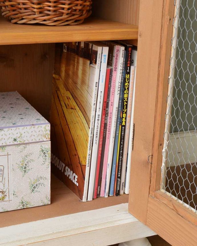 アンティークのキャビネット　アンティーク家具　アンティークのフレンチインテリア、引き出し付きグリアージュキャビネット（ホワイト）。A4サイズの雑誌も収納！扉の中はA4サイズの雑誌も収納できるタップリ収納。(d-1291-f)