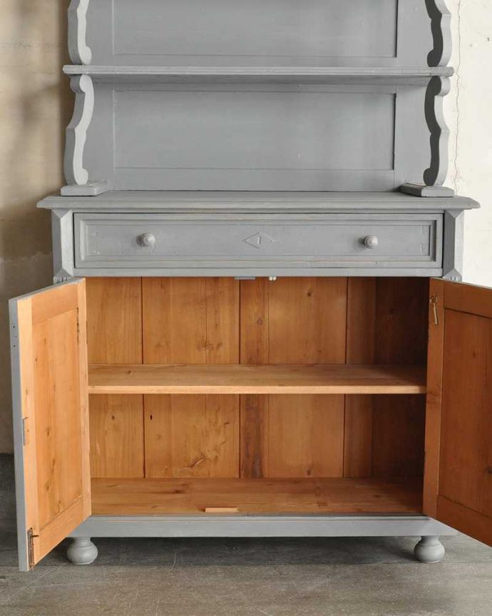 アンティークのキャビネット アンティーク家具 フランスのアンティーク家具、大人色のグレーカラーのドレッサー。扉を開けてみると…中が見えない扉の中も、キレイに修復しました。(d-1293-f)