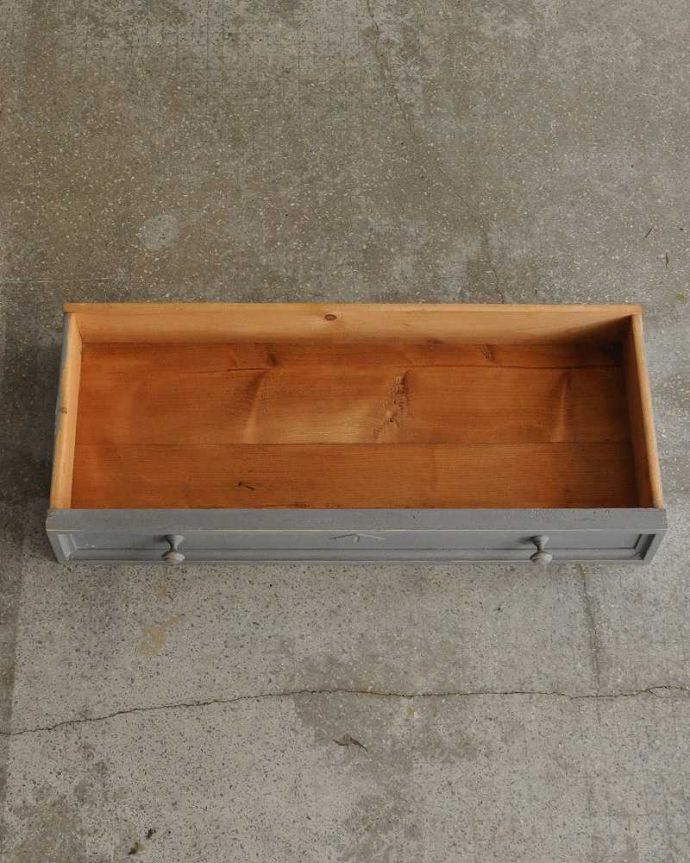 アンティークのキャビネット アンティーク家具 フランスのアンティーク家具、大人色のグレーカラーのドレッサー。引き出しの中は・・・もちろん引き出しの中も職人がキレイに修復しました。(d-1293-f)