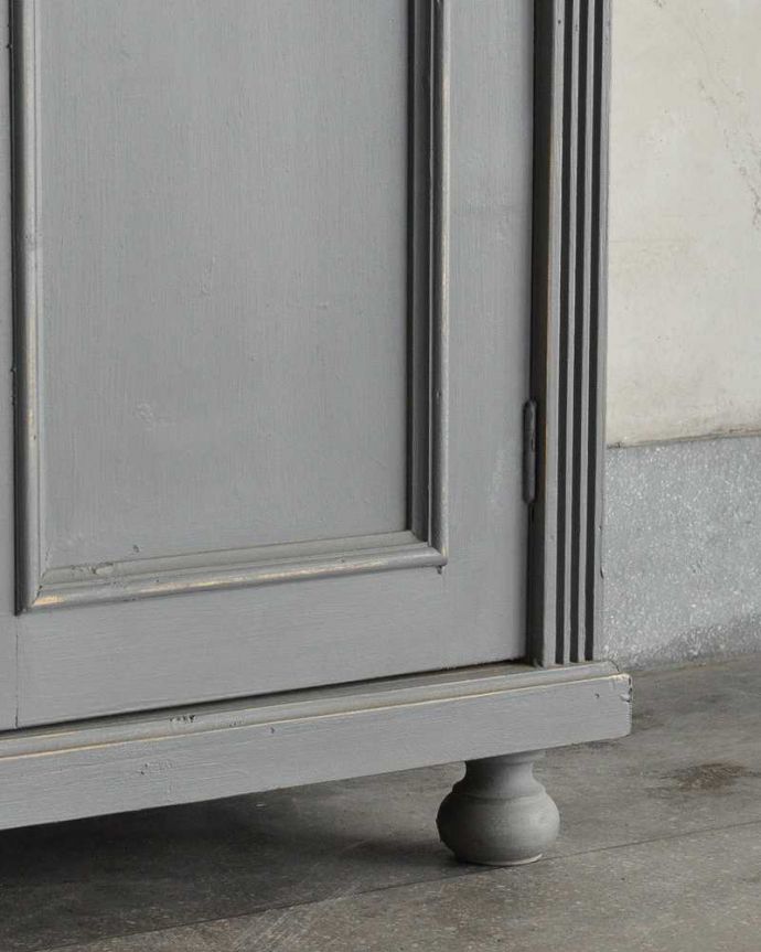 アンティークのキャビネット アンティーク家具 フランスのアンティーク家具、大人色のグレーカラーのドレッサー。女性1人でもラクに運べちゃうヒミツHandleのアンティークは、脚の裏にフェルトキーパーをお付けしているので、床を滑らせれば女性でも移動がカンタンに出来ます!ご安心下さい。(d-1293-f)