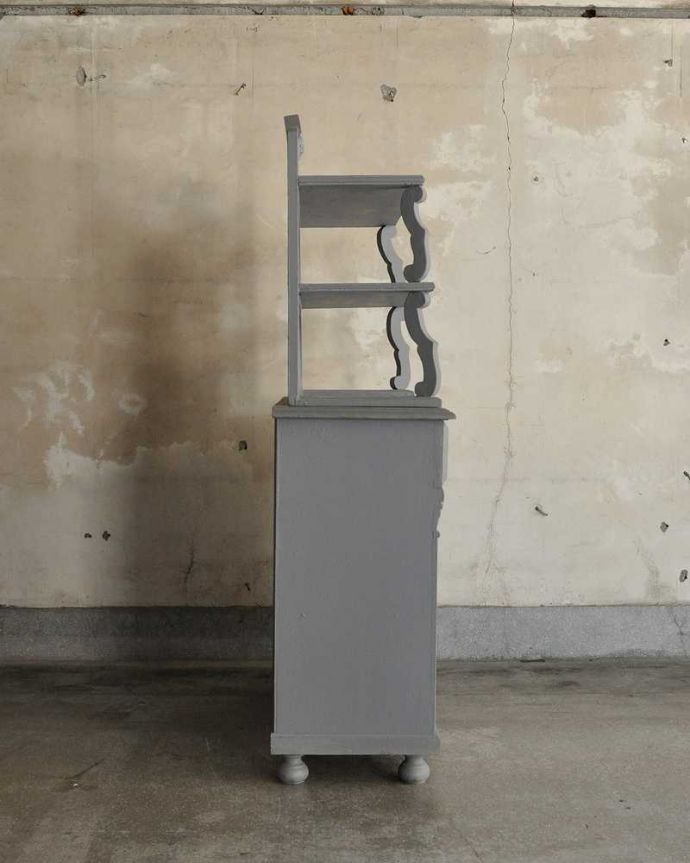 アンティークのキャビネット アンティーク家具 フランスのアンティーク家具、大人色のグレーカラーのドレッサー。横から見てもステキフランスらしい美しさは横から見ても分かります。(d-1293-f)