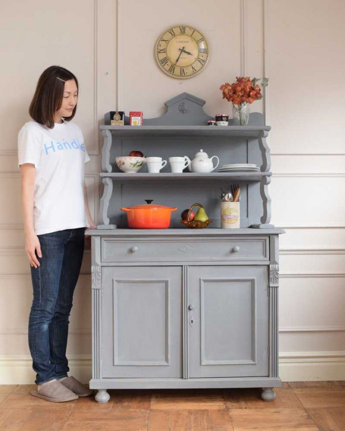 アンティークのキャビネット アンティーク家具 フランスのアンティーク家具、大人色のグレーカラーのドレッサー。アンティークらしい「見せる」収納家具ドレッサーとは、もともとキッチンで使われていたお料理を飾り付け(ドレッシング)するための家具。(d-1293-f)