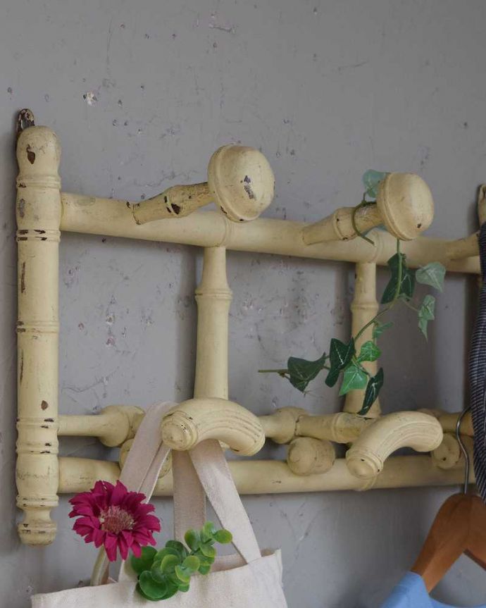 ウォールシェルフ・ウォールハンガー　アンティーク家具　壁に付けて使うクリームペイントのアンティークのコートフックボード。壁のオシャレを楽しみましょう空いている壁に取り付けるだけでなんだかワクワクしちゃう可愛らしさ。(d-1304-f)