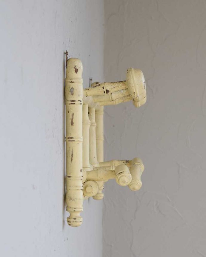 ウォールシェルフ・ウォールハンガー　アンティーク家具　壁に付けて使うクリームペイントのアンティークのコートフックボード。横から見ても可愛いデザインですもちろん横顔だってフランスらしく可愛いデザイン。(d-1304-f)