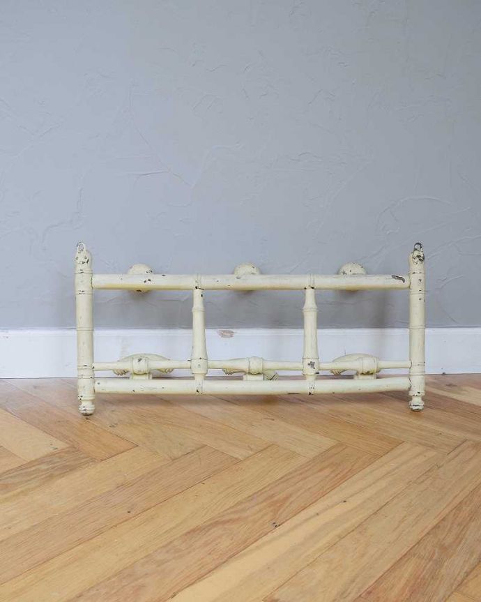 ウォールシェルフ・ウォールハンガー　アンティーク家具　壁に付けて使うクリームペイントのアンティークのコートフックボード。後ろ側を見てみると･･･アンティークは新品ではないので、もちろん経年変化によるキズはありますが、壁への取り付け部分も職人がキレイに修復しました。(d-1304-f)