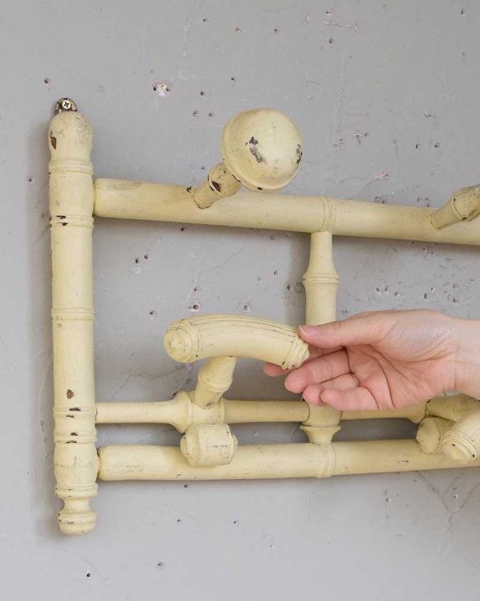 ウォールシェルフ・ウォールハンガー　アンティーク家具　壁に付けて使うクリームペイントのアンティークのコートフックボード。可愛らしいフォルムのフックが並んで付いています。(d-1304-f)