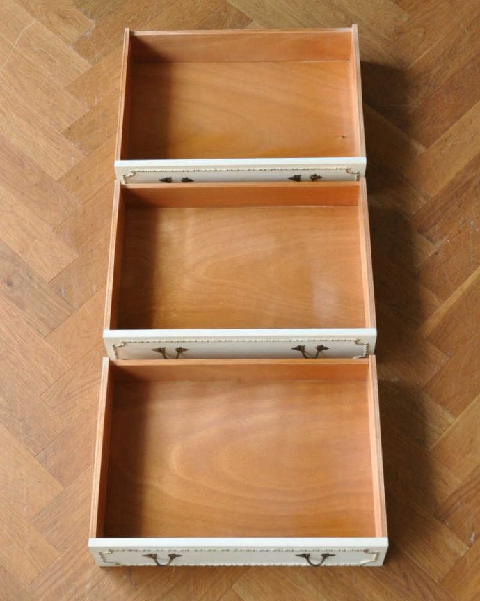 アンティークのチェスト　アンティーク家具　ホワイトカラーのコンパクトなチェスト、フランスのアンティーク家具。もちろん、キレイに修復しました。(z-054-f)