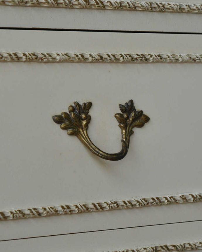 アンティークのチェスト　アンティーク家具　ホワイトカラーのコンパクトなチェスト、フランスのアンティーク家具。開ける度にワクワクする取っ手アンティークらしいデザインの取っ手をそっと引っ張って中を開けるたびに、宝箱を開けている気分です。(z-054-f)