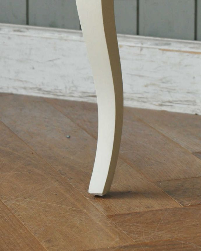 アンティークのチェスト　アンティーク家具　ホワイトカラーのコンパクトなチェスト、フランスのアンティーク家具。女性1人でラクラク運べちゃう仕掛けHandleのアンティークは、脚の裏にフェルトキーパーをお付けしています。(z-054-f)