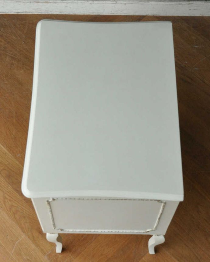 アンティークのチェスト　アンティーク家具　ホワイトカラーのコンパクトなチェスト、フランスのアンティーク家具。何を置こうかな･･･？上から見ると、天板はこんな感じ。(z-054-f)