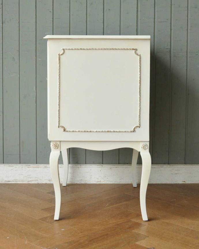 アンティークのチェスト　アンティーク家具　ホワイトカラーのコンパクトなチェスト、フランスのアンティーク家具。横顔も美しく！こんな風に見えますもちろん、横側もキレイに修復しているので、横から見てもキレイです。(z-054-f)