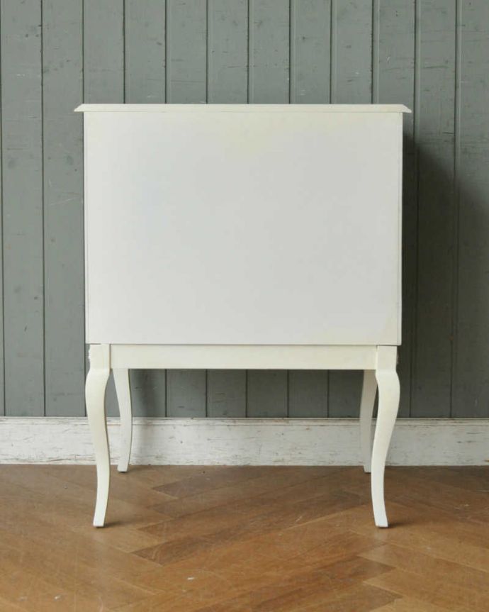 アンティークのチェスト　アンティーク家具　ホワイトカラーのコンパクトなチェスト、フランスのアンティーク家具。後ろ姿もキレイなんです。(z-054-f)
