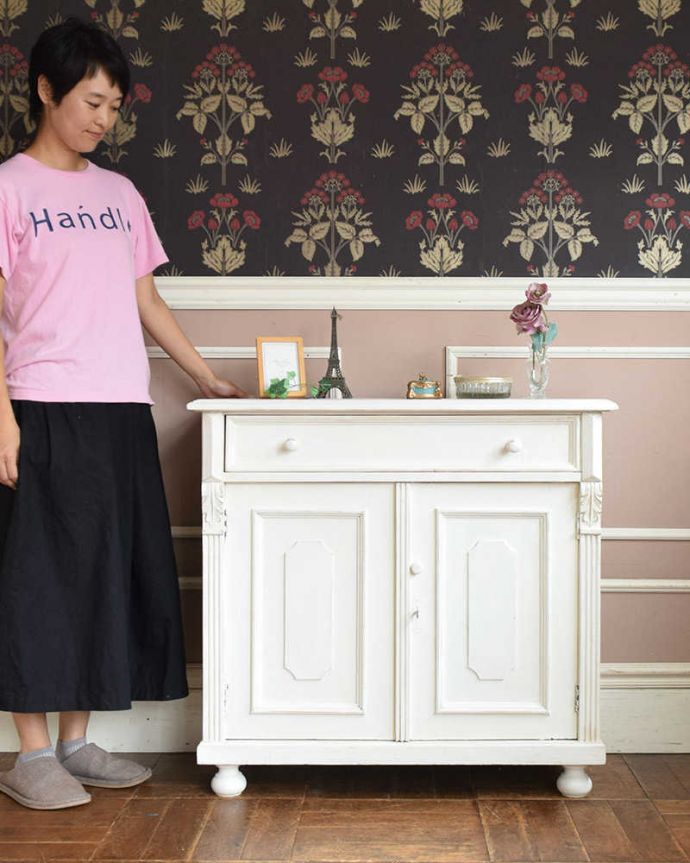 アンティークのキャビネット　アンティーク家具　アンティークのペイント家具、フランスの香り漂うホワイトのキャビネット（カウンター）。やっぱり可愛いフランスらしい色使いお部屋に入れるとパッと明るくなる色使いのペイントキャビネット。(d-1308-f)