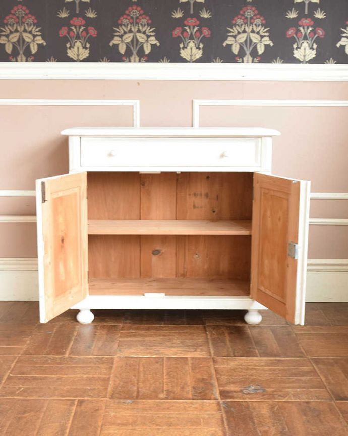 アンティークのキャビネット　アンティーク家具　アンティークのペイント家具、フランスの香り漂うホワイトのキャビネット（カウンター）。扉を開けて中を見ると･･･扉の中は職人が修復して、こんな感じでキレイに仕上げました。(d-1308-f)