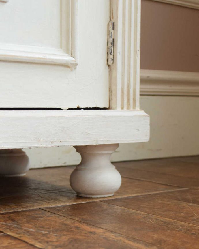 アンティークのキャビネット　アンティーク家具　アンティークのペイント家具、フランスの香り漂うホワイトのキャビネット（カウンター）。女性１人でもラクに運べちゃうヒミツHandleのアンティークは、脚の裏にフェルトキーパーをお付けしているので、床を滑らせれば女性でも移動がカンタンに出来ます！。(d-1308-f)