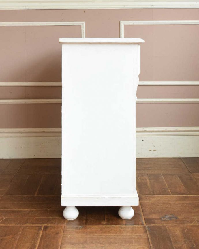 アンティークのキャビネット　アンティーク家具　アンティークのペイント家具、フランスの香り漂うホワイトのキャビネット（カウンター）。横顔だっても美しい正面だけじゃなく横から見てもキレイです。(d-1308-f)