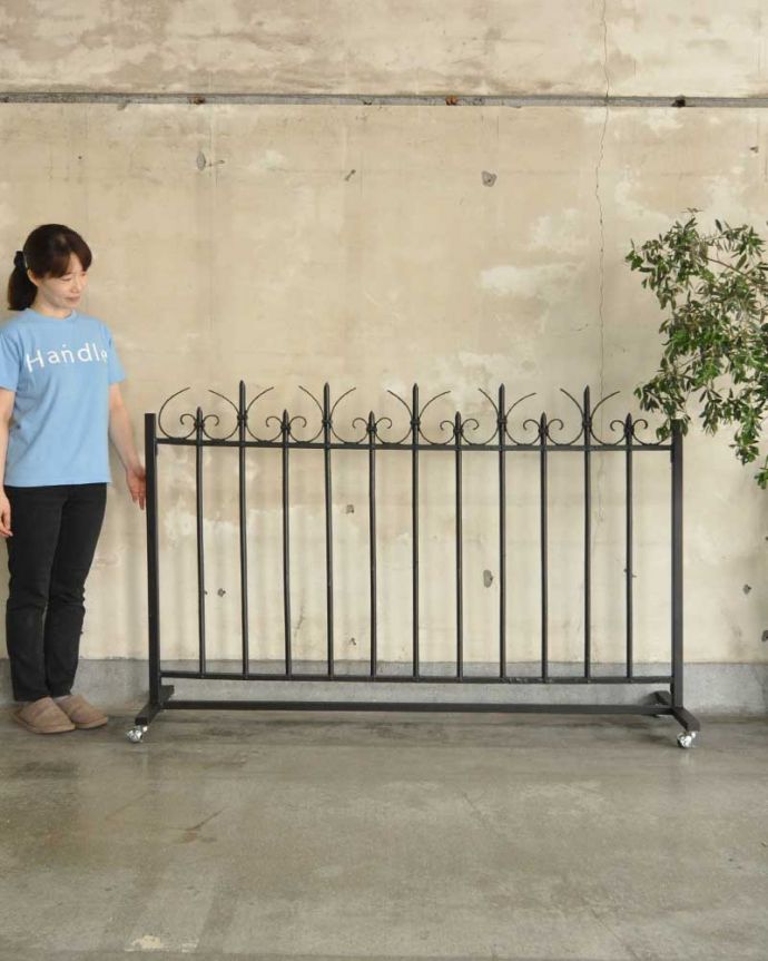 ドア・ゲート アンティーク家具 アイアン製のアンティークパーテーション(ガーデンの門扉・ゲート)。アンティークらしい可愛いデザインもともとお庭で使われていたアンティークのゲート。(d-1310-f)