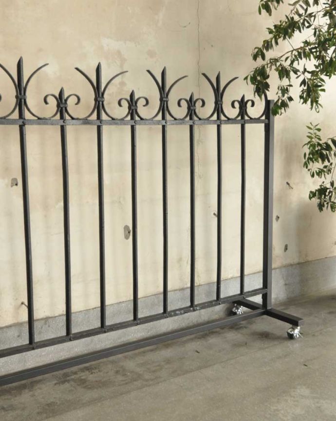 ドア・ゲート アンティーク家具 アイアン製のアンティークパーテーション(ガーデンの門扉・ゲート)。自立出来るように加工しました。(d-1310-f)