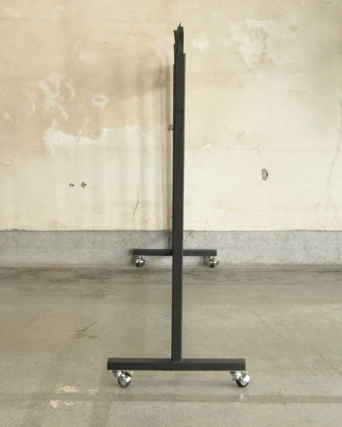 ドア・ゲート アンティーク家具 アイアン製のアンティークパーテーション(ガーデンの門扉・ゲート)。横から見てもステキもちろん、横から見てもキレイに仕上がっているので、いろんな場所に置いて使って下さい。(d-1310-f)