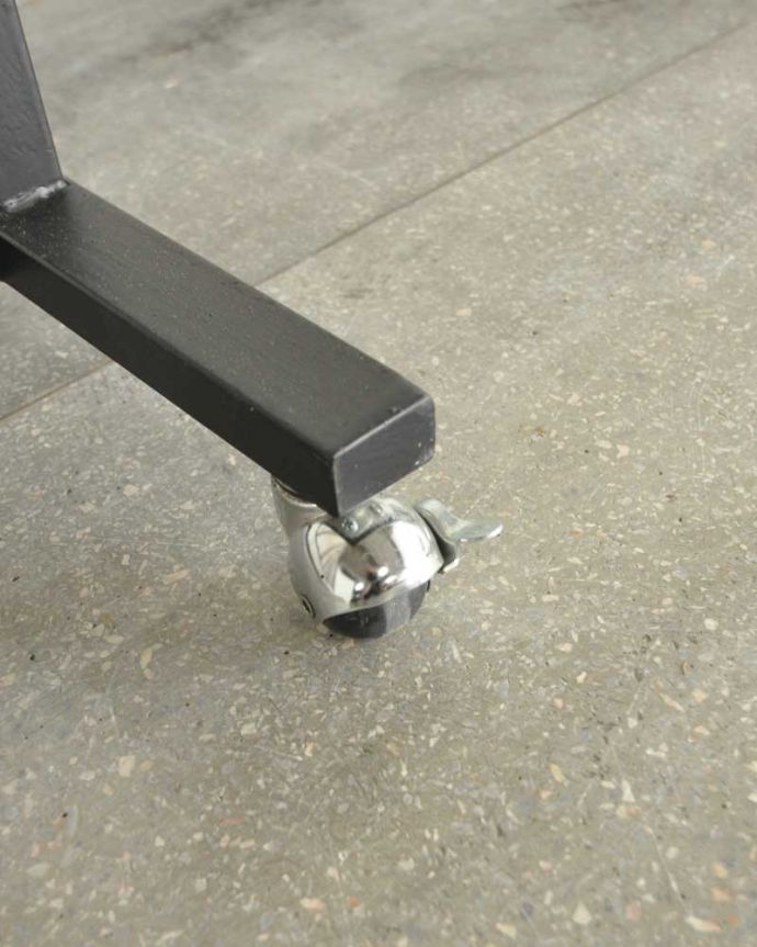 ドア・ゲート アンティーク家具 アイアン製のアンティークパーテーション(ガーデンの門扉・ゲート)。脚先には・・・クルクル回転するキャスターを付けました。(d-1310-f)