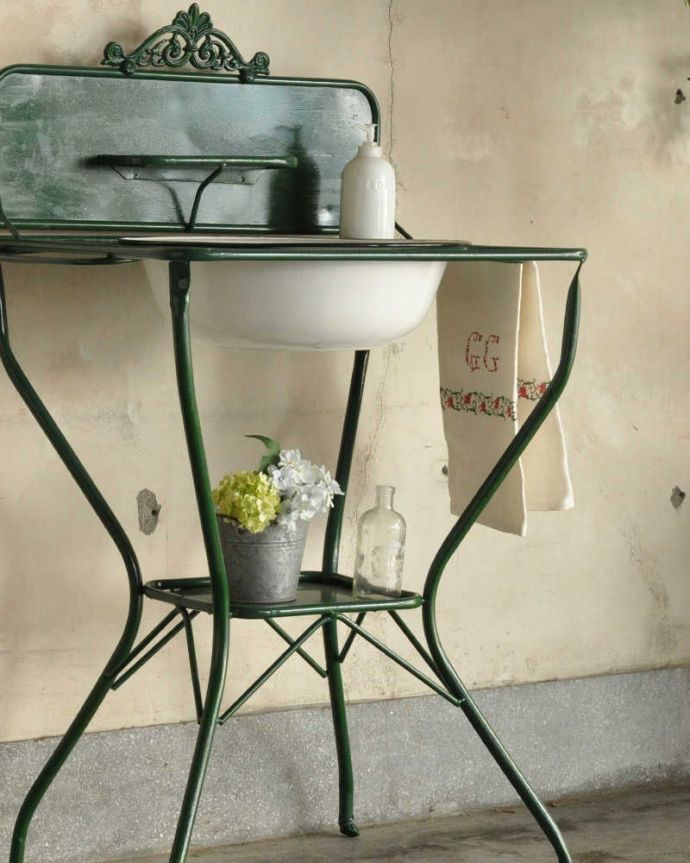 ガーデニング家具 アンティーク家具 屋外でも使えるアンティーク家具、ガーデニングにウォッシュスタンド(グリーン)。フランスらしいオシャレさ装飾の可愛らしさやフランスらしいカラーリングが独特の世界観。(d-1312-f)