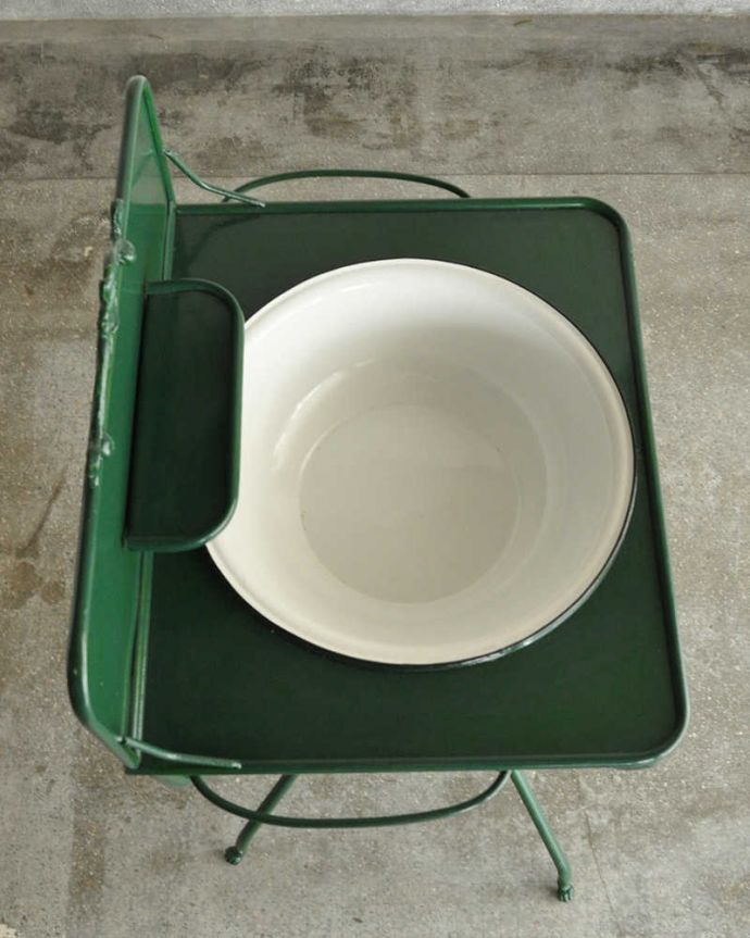 ガーデニング家具 アンティーク家具 屋外でも使えるアンティーク家具、ガーデニングにウォッシュスタンド(グリーン)。上から見てみましょう洗面器の中もキレイなものを選んできました。(d-1312-f)