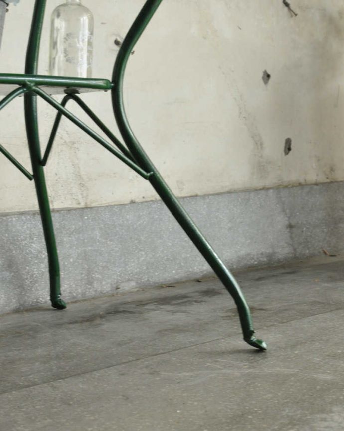 ガーデニング家具 アンティーク家具 屋外でも使えるアンティーク家具、ガーデニングにウォッシュスタンド(グリーン)。女性1人でラクラク運べちゃう仕掛けHandleのアンティークは、脚の裏にフェルトキーパーをお付けしています。(d-1312-f)